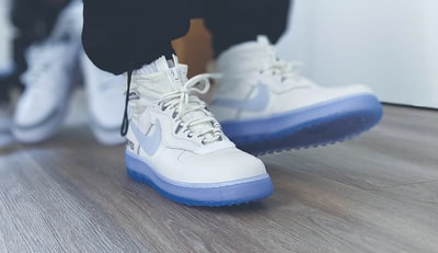 白色和蓝色nike air jordan 1运动鞋
